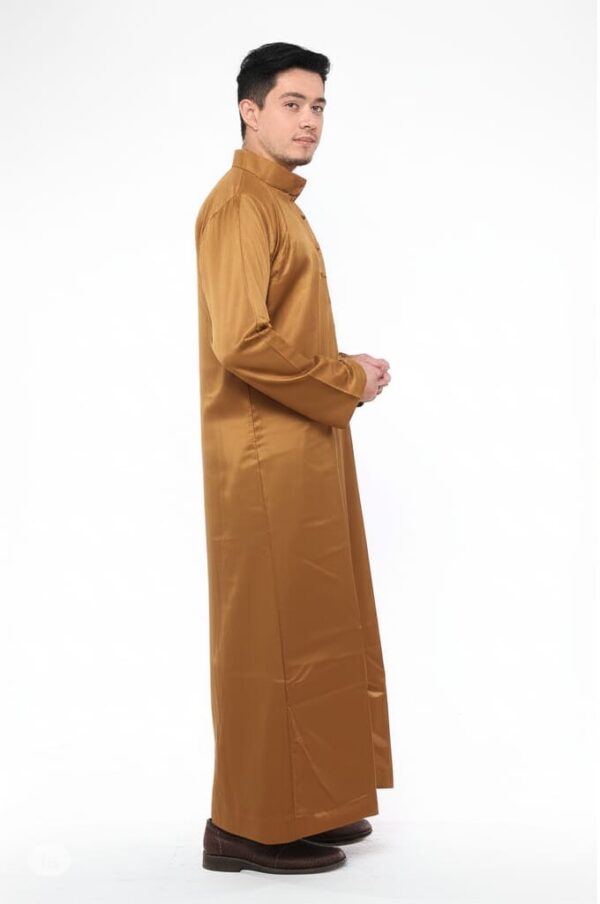 Elegant Gold Thobe / Dishdasha for Men - Image 2